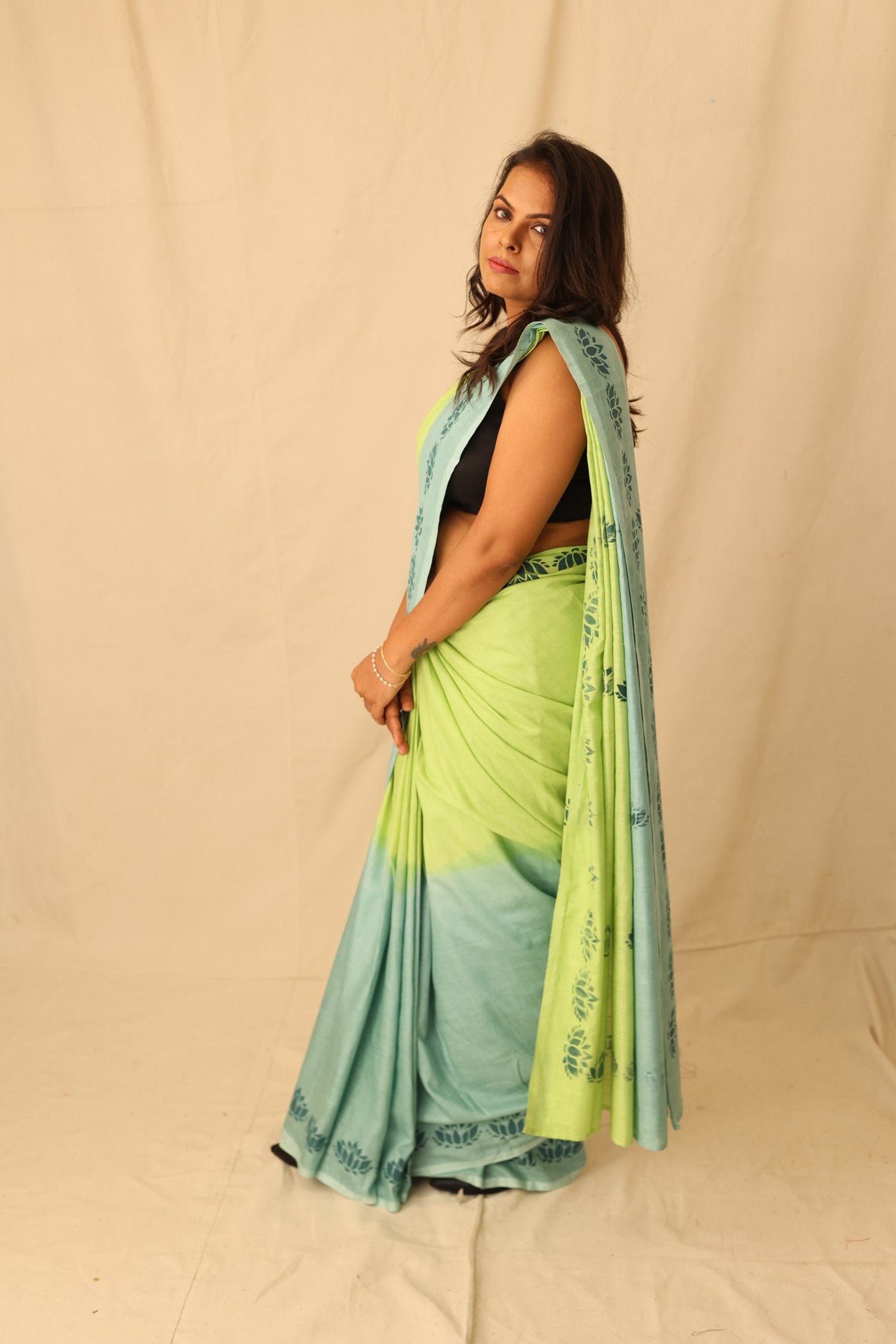Stylish Lime Ombre Handloom Pure Cotton Saree With Boder Print